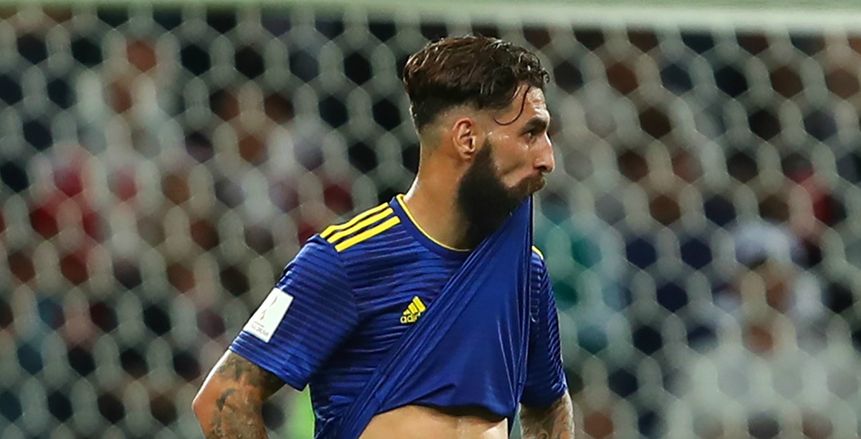 بالفيديو| مدافع السويد مهدد بالقتل بسبب «كروس».. وزملائه يدعمونه بتلك الطريقة