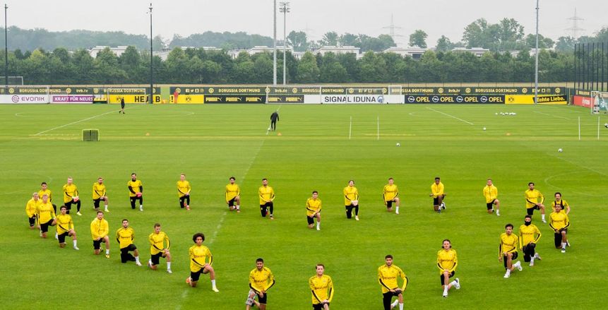 بعد حادث فلويد.. اتجاه للسماح بالركوع في الملاعب للتضامن ضد العنصرية