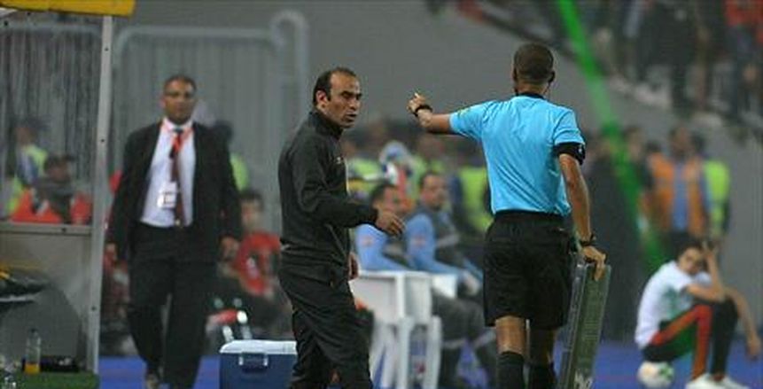 بالفيديو| جماهير الأهلي تضرب بكارى جاساما بزجاجات المياه
