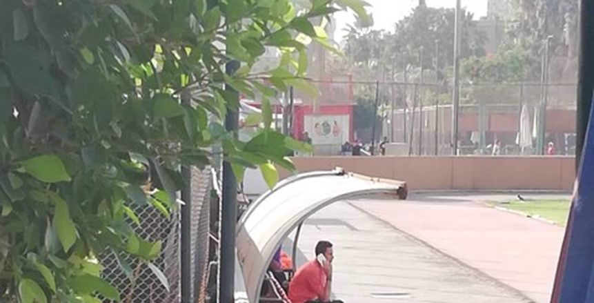 بالصور| صبحي يتابع تدريبات الأهلي على دكة البدلاء ويجمع متعلقاته