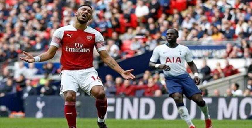 بالفيديو| أوباميانج يفشل في معادلة رقم محمد صلاح