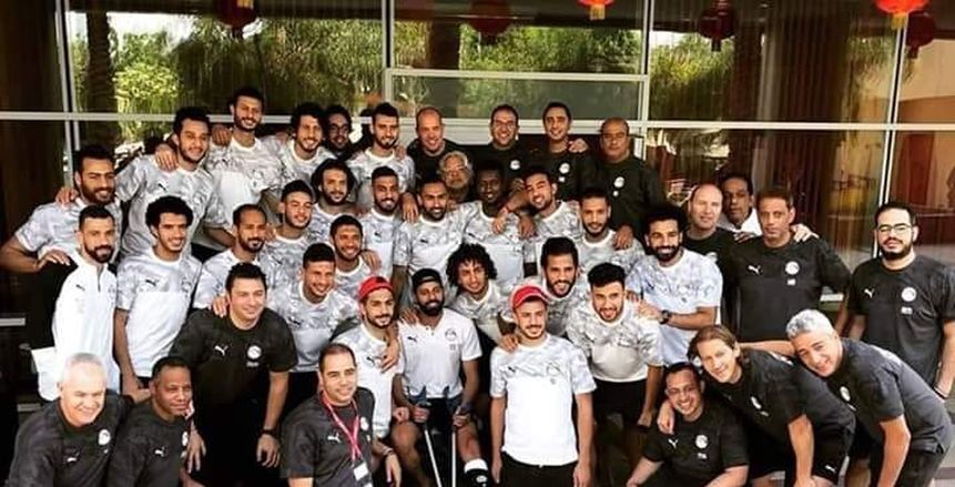 بالصور| لاعبو المنتخب يودعون جنش أثناء مغادرة المعسكر بـ"العكاز"