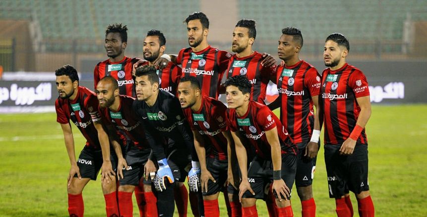 أعمدة الإنارة تؤخر انطلاق مباراة الداخلية والنصر 10 دقائق