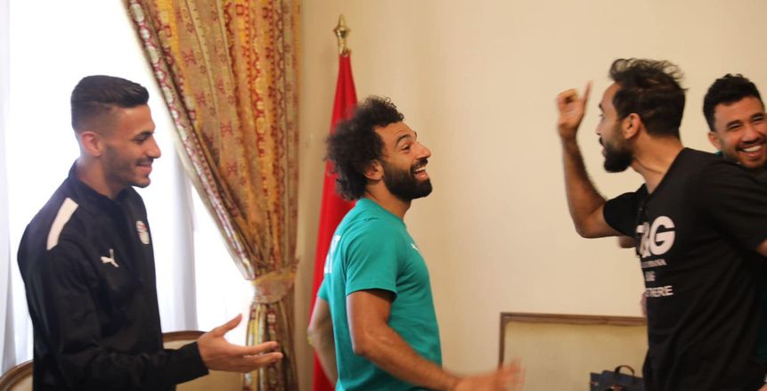 استقبال حافل من محمد صلاح ونجوم المنتخب للاعبي الأهلي قبل لقاء غينيا