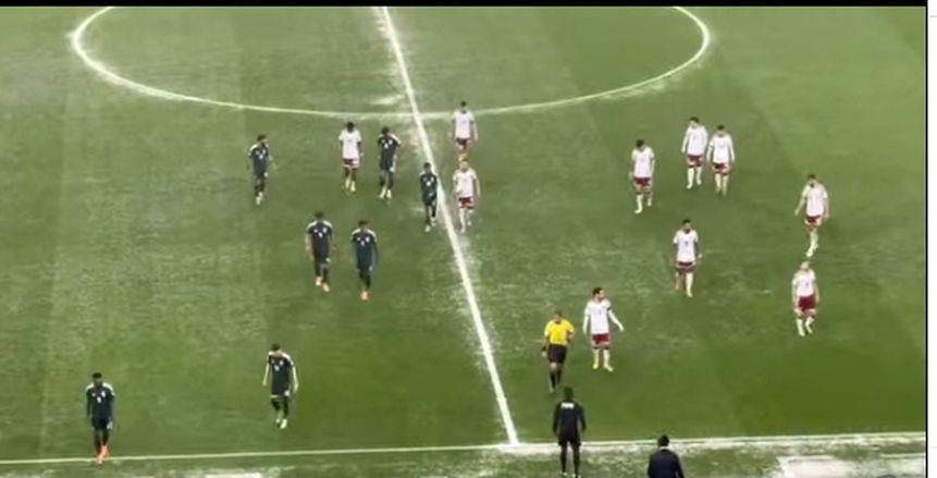 سوء الأحوال الجوية يؤجل انطلاق الشوط الثاني لمباراة السعودية والإمارات في كأس العرب