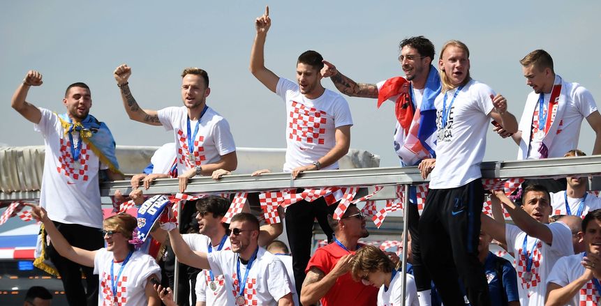 استقبال أسطوري لبعثة كرواتيا.. والفريق يطوف «زغرب» بحافلة مكشوفة