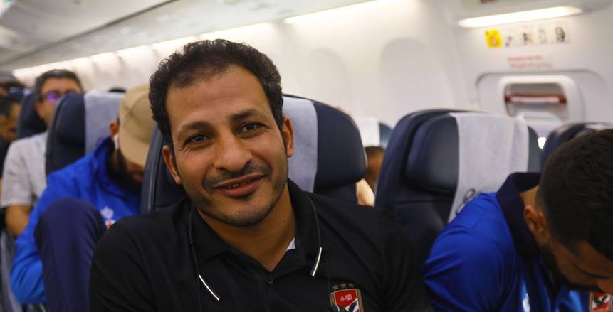 فيديو.. سيد معوض يستعرض مهاراته بكرة التنس.. وحازم امام: "رجلك اليمين فين؟"