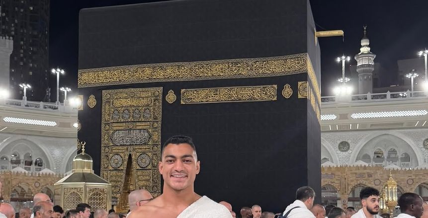 قبل معسكر المنتخب.. مصطفى محمد ووالدته يؤديان مناسك العمرة (صور)