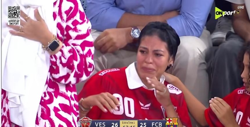 لحظة بكاء زوجة علي زين بعد سقوطه المرعب في نهائي بطولة العالم لليد.. فيديو