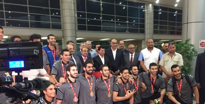 أبطال اليد.. الجماهير تحتفل ببعثة منتخب مصر بالطبل والمزمار.. وتكريم منتظر من الدولة
