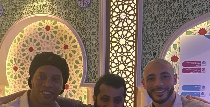 تركي آل الشيخ ينشر فيديو لرونالدينيو يناشد ميسي زيارة السعودية.. و"البرغوث" يرد