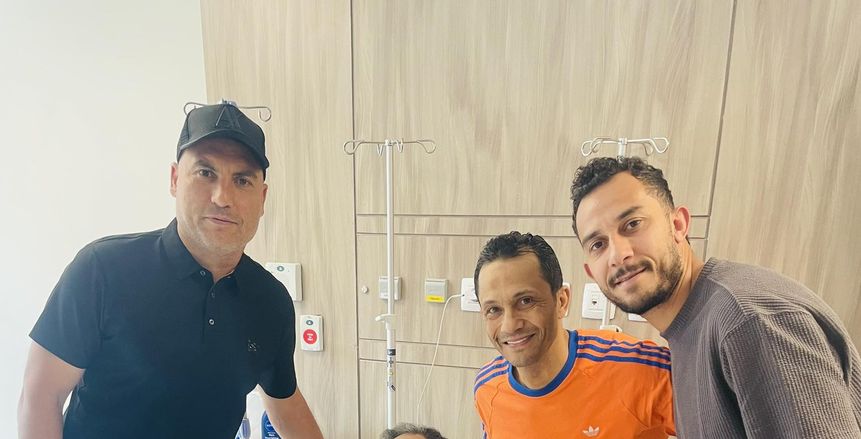 نجوم الزمالك يزورون أيمن منصور في المستشفى «صورة»