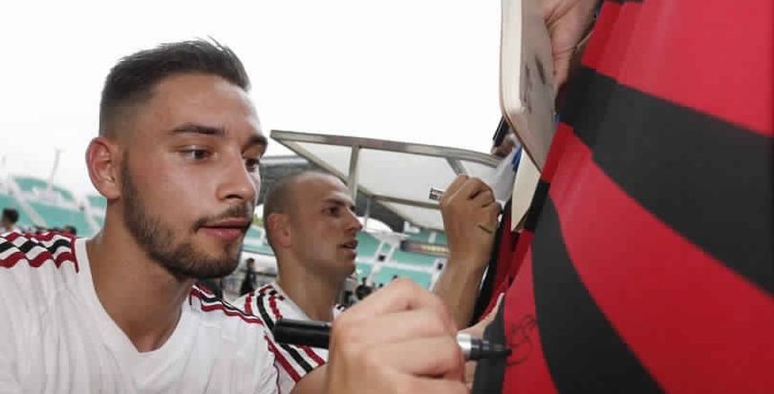 "دي تشيليو" يغادر معسكر ميلان في الصين