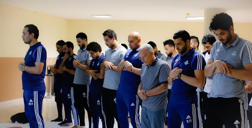 بالصور.. بعثة بيراميدز تصلي الجمعة بفندق الإقامة في نيجيريا