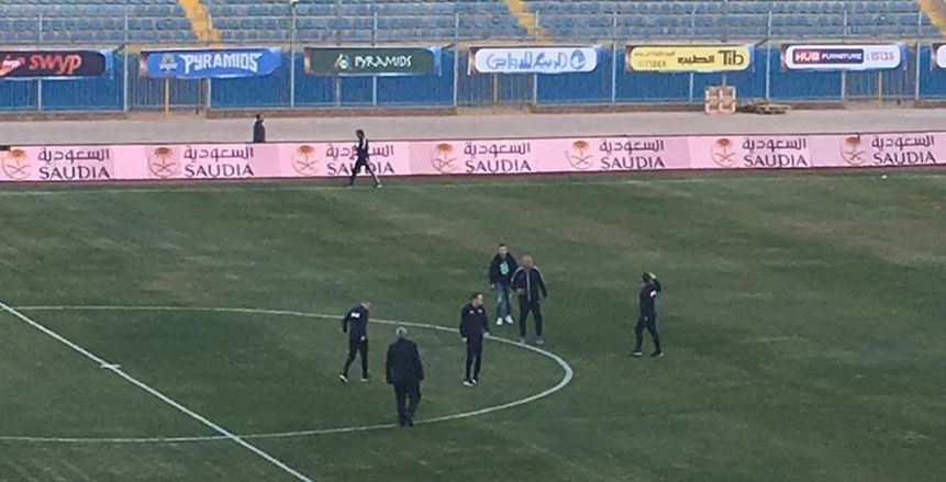 طاقم تحكيم مباراة الأهلي وبيراميدز يتفقد ملعب المباراة