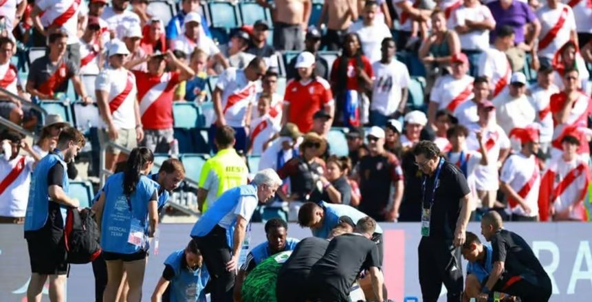 مغادرة الحكم المساعد بمباراة بيرو وكندا.. السقوط أرضا وتدخل طبي