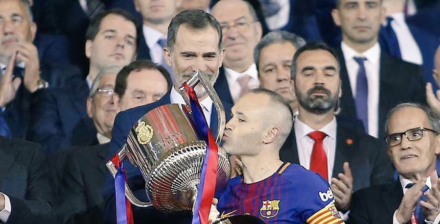 بالفيديو| بعد الفوز بكأس ملك إسبانيا.. وداع أسطوري لإنيستا وسط دموع الرسام