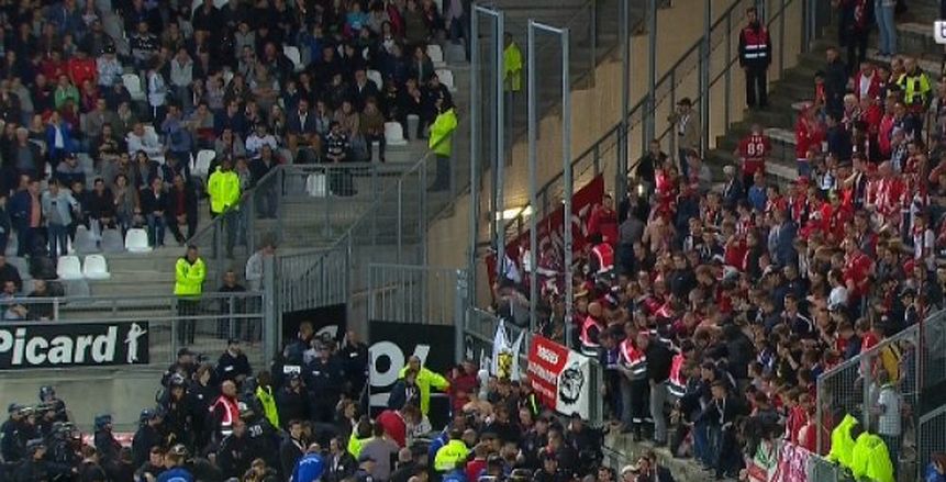 بالفيديو| تدافع وإصابات بين جماهير ليل.. تُوقف مباراة في الدوري الفرنسي