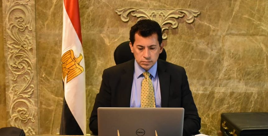 وزير الرياضة يتفقد مصنع النجيل الصناعي بعد تطويره