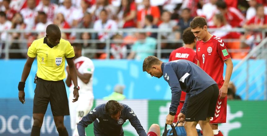 لاعب الدنمارك يخرج على نقالة أمام بيرو بعد تعرضه لاصابة خطيرة