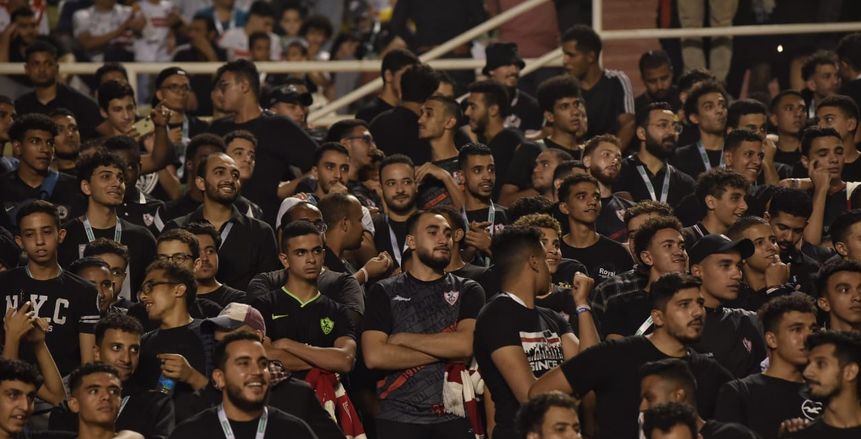 جمهور الزمالك بقمصان سوداء قبل لقاء إنبي: بالروح بالدم نفديكي يا فلسطين «صور»