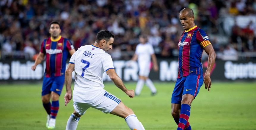 أساطير برشلونة وريال مدريد.. الفريق الملكي ينتصر بثلاثية «فيديو»