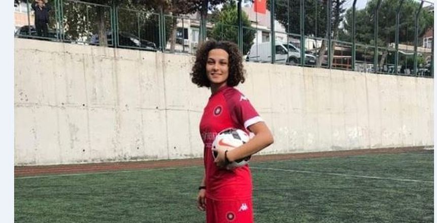 بالصور| منة طارق تُخلد شهداء الأهلي بـ «القميص 74» مع فاتح الوطن التركي