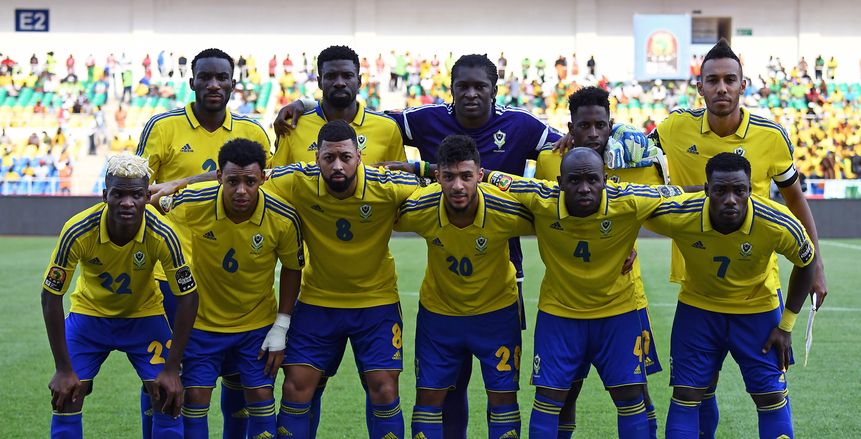 بالصورة| دينيس بوانجا يحصل على جائزة أفضل لاعب في مباراة الجابون وبوركينا