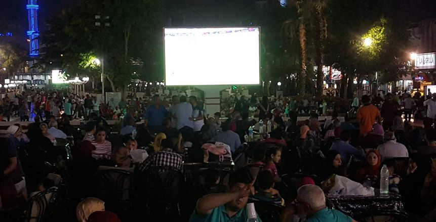 بالصور| أعضاء الجمعية العمومية يشاهدون مباراة الزمالك والفتح من النادي