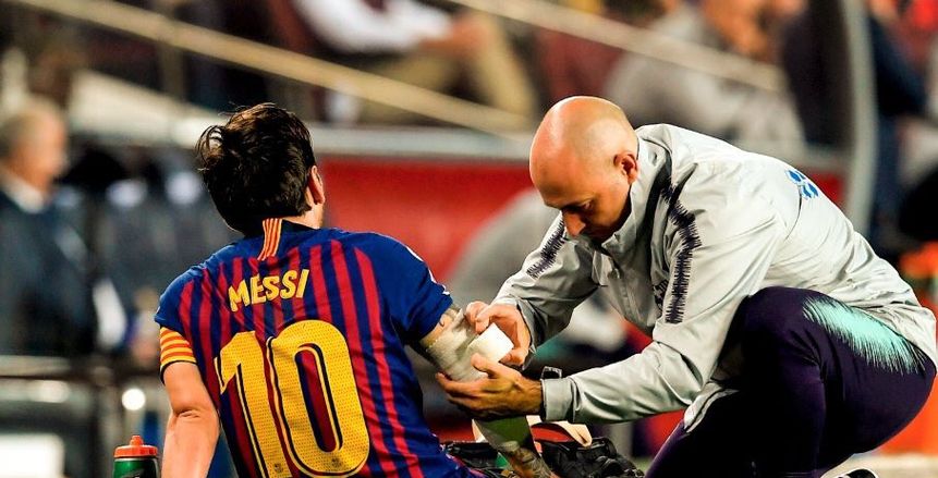 «هل يغيب عن الكلاسيكو».. «ميسي» يُغادر مباراة إشبيلية «باكيًا»