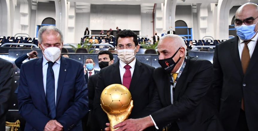 كأس العالم لكرة اليد يصل ستاد القاهرة لتسليمه إلى المنتخب الفائز «صور»