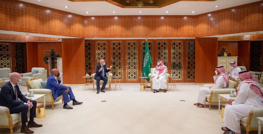 ولي العهد السعودي يلتقي برئيسي الاتحادين الدولي والأفريقي لكرة القدم