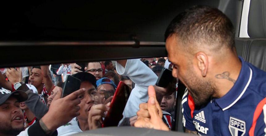بالصور.. استقبال أسطوري لداني ألفيس في ساو باولو