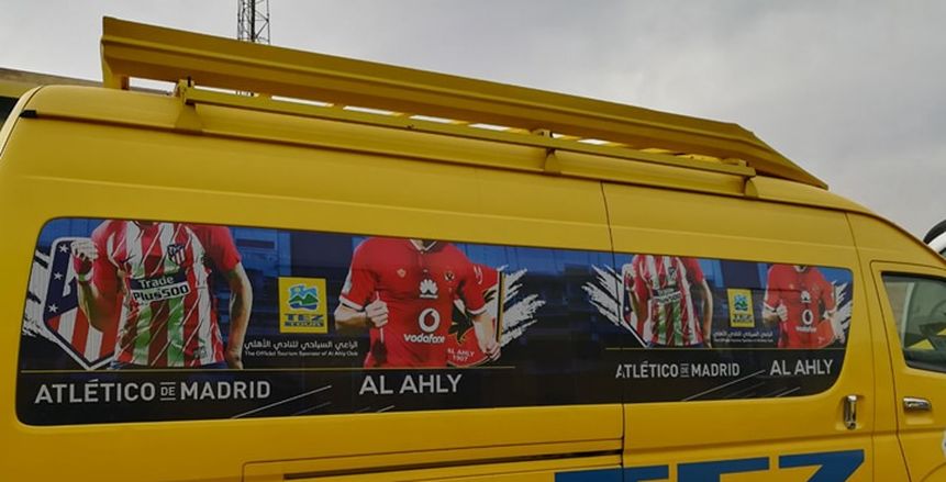بالصور| اتوبيسات لنقل فريقي الأهلي واتليتكو مدريد في مباراة «السلام ضد الإرهاب»