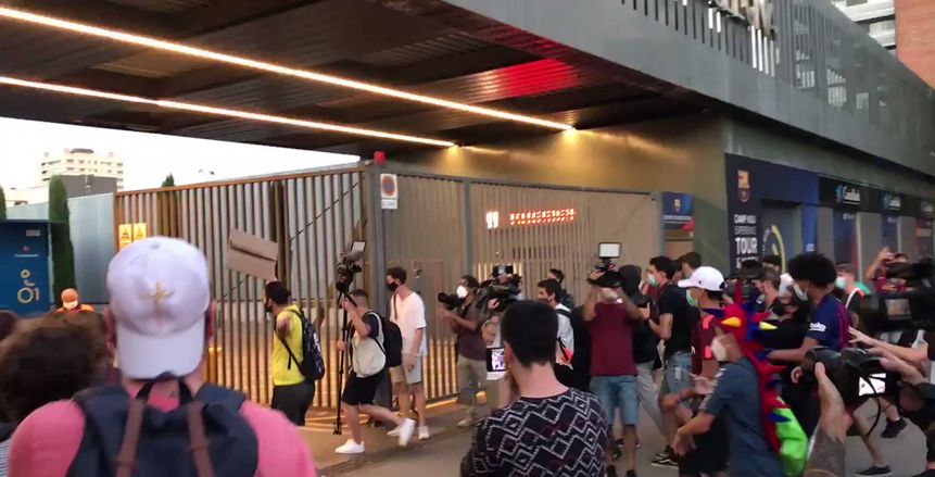 النشرة الأوروربية.. جماهير برشلونة تقتحم كامب نو.. تشيلويل لتشيلسي ووردة في قبرص
