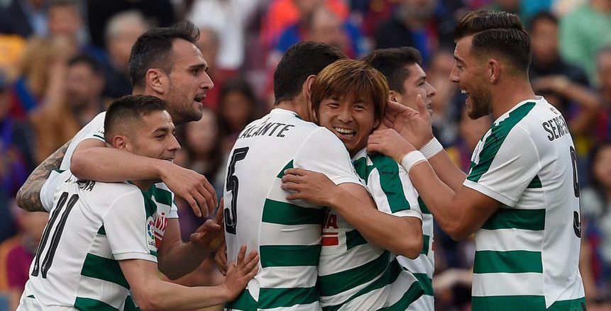 "تاكاشي" أول ياباني يهز شباك برشلونة في الليجا الإسبانية