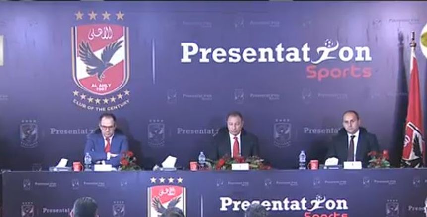 بالصور| رئيس "برزنتيشن" يقبل رأس "الخطيب" بعد توقيع عقد رعاية "الأهلي"