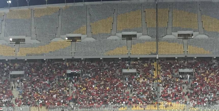تحية خاصة من الجماهير لـ «صلاح» في برج العرب