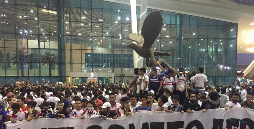 بالصور.. جماهير الزمالك تتوافد على مطار القاهرة لاسقبال "كوماندوز" اليد