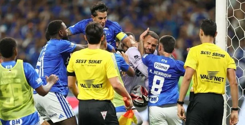 خناقة شوارع ولكمات في مباراة كروزيرو وأتلتيكو مينيرو.. ماذا فعل هالك؟