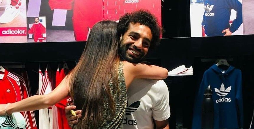 صورة فتاة تحتضن محمد صلاح تثير تحفظات جماهيره