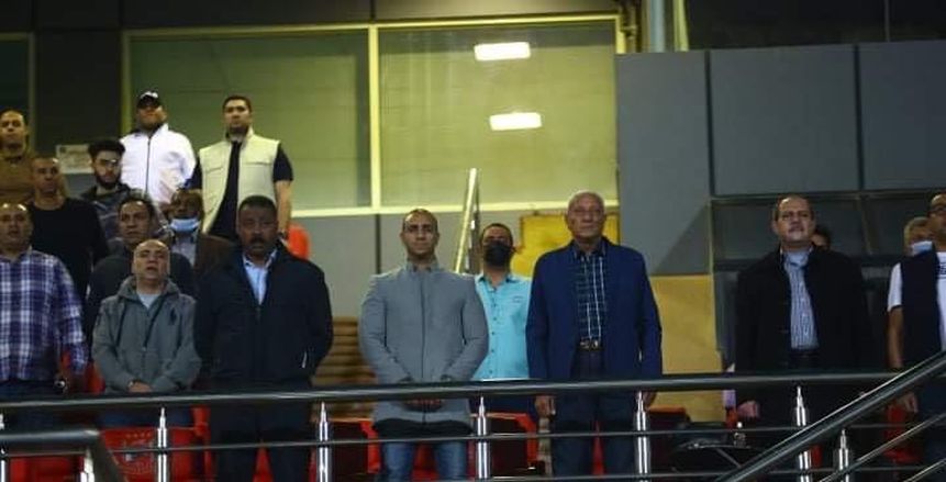 رئيس الزمالك يؤازر الفريق أمام الإنتاج الحربي وجنش يجري عمليات الإحماء