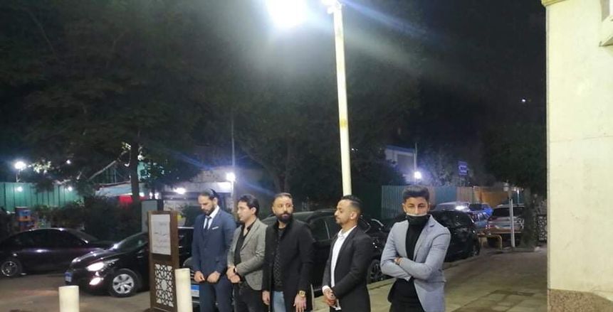 أحمد حسن وأبو الليف على رأس الحضور في عزاء والد عمرو زكي (صور)