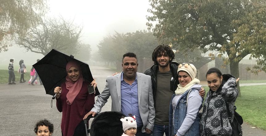 بالصور| محمد النني يحتفل بعائلته في لندن