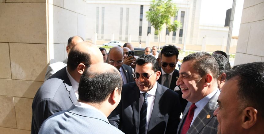 العاملين بوزارة الشباب والرياضة يهنئون أشرف صبحي بعد استمراره بمنصبه
