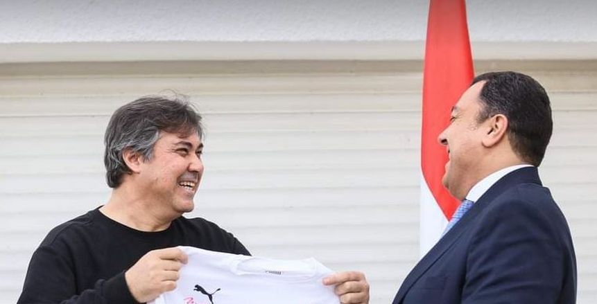 الزمالك يشكر السفير المصري في تونس على حسن الاستقبال ويمنحه تيشرت