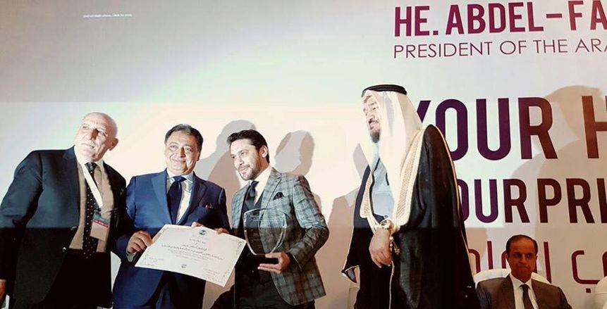بالصور| "الصقر" أحمد حسن ينال جائزة الشباب العربي المتميز