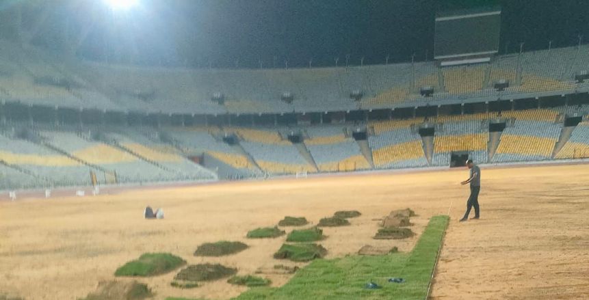 انتهاء تطوير أرضية استاد برج العرب استعدادا للدوري
