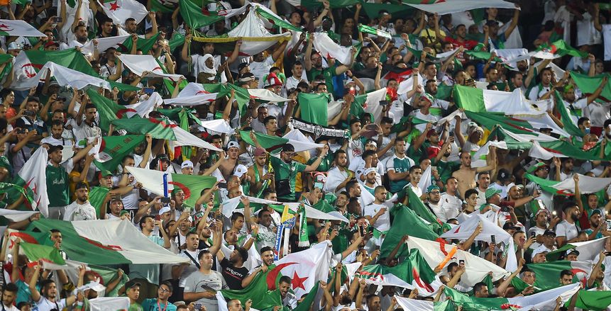 كاف ينشر فيديو لجماهير الجزائر من ستاد القاهرة.. ويعلق: "قشعريرة"
