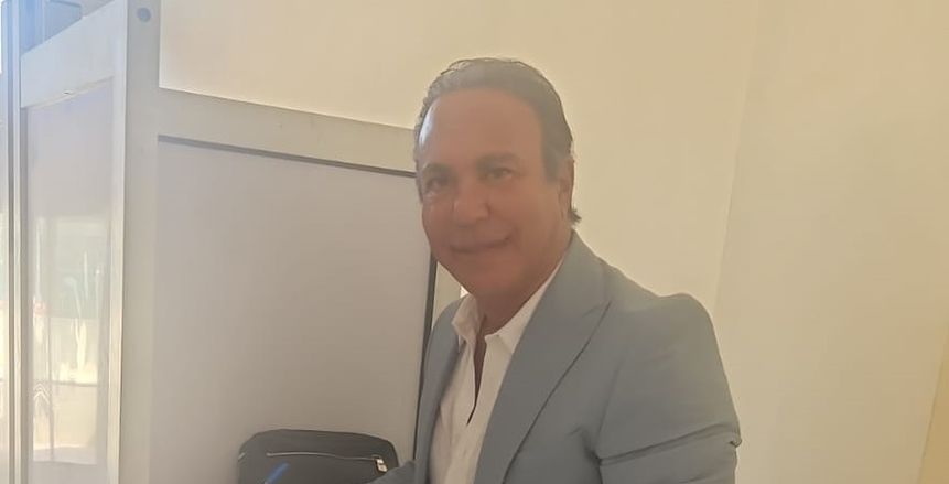 أيمن يونس يُدلي بصوته في انتخابات مجلس الشيوخ